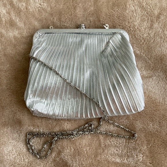Silver pleated chain clutch purse - Picture 3 of 8